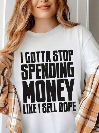 1 pieza Camiseta gráfica para mujer con estampado "I Gotta Stop Spending Money Like I Sell Dope", corte relajado, cuello redondo, manga corta, con impresión de texto llamativo, en blanco y negro, top casual de verano para uso diario, ideal para salidas informales, tela cómoda, ropa casual duradera, estilo streetwear, camiseta con estampado, para adultos, 210g, 100% algodón, todos los diseños están impresos. Unisexo.