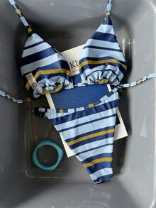 Bộ bikini kẻ sọc dành cho nữ. Thiết kế dây mảnh tôn lên đường viền cổ và vai, với họa tiết kẻ sọc cổ điển. Thích hợp cho kỳ nghỉ. - Màu xanh nhạt - Xem 5
