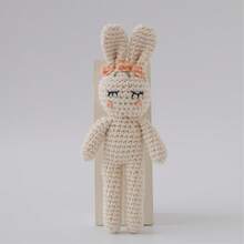 手工编织花朵兔子摇铃，婴儿摇铃，抓握玩具，内置铃铛，3D可爱造型，细节精致，吸引宝宝注意力，训练宝宝听力，完美的生日、万圣节、圣诞节宝宝礼物 - 彩色 - 查看 12