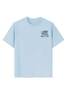 Camiseta infantil com estampa "Meu pai acha que manda em tudo... Que fofo!", ideal para meninas praticarem esportes ao ar livre, usarem casualmente no dia a dia e serem versáteis na primavera/verão. - Baby Azul - Ver 7