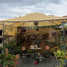 Esta malla de sombra para plantas proporciona una protección solar eficaz, ideal para invernaderos y plantaciones al aire libre. Fabricada con material duradero de alta densidad y resistente a los rayos UV, cuenta con hebillas de latón fáciles de asegurar. Disponible en México para una entrega rápida; incluye cuerda para colgar. - Amarillo - Ver 5