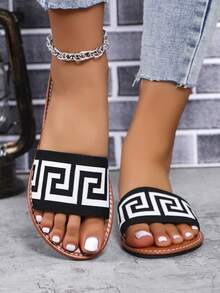 Sandal nữ họa tiết hình học, kiểu dáng thường ngày, dễ xỏ chân. - Đen và trắng - Xem 2