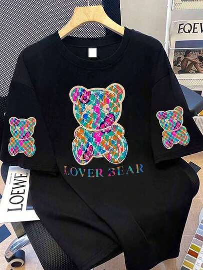 熊印花圆领加大码T恤，休闲短袖上衣，适合春夏穿着，尺码齐全，适合丰满身材的女性，图案T恤 - 黑色休闲T恤，饰有俏皮字母，短袖圆领，是春夏丰满身材女性的理想之选。