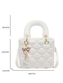 Bolsa feminina elegante com estampa de losangos, modelo casual coreano, estilo ombro e transversal, bolsa pequena e exclusiva, inspirada na Princesa Diana com laço de pérolas, perfeita para casamentos e noivas. - Branco - Ver 10