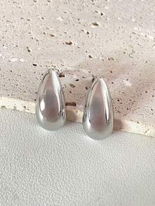 一对简约时尚经典水滴形耳环，百搭优雅，适合女性日常通勤和派对佩戴。 - 水滴耳釘 - 查看 8