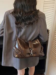 这款时尚现代的女士单肩包采用金属装饰肩带，设计独特高端。金属搭扣细节更添现代通勤风范。这款咖啡色包包配有可拆卸可调节肩带，非常适合上班族和学生使用。包包轻便实用，容量也很大。 - 咖啡棕 - 查看 4