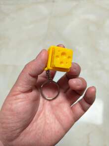 1 pezzo Giocattolo antistress a forma di formaggio carino, tester per tastiera meccanica, giocattolo antistress a molla creativo e innovativo. Ciondolo per tastiera meccanica a forma di formaggio carino, ciondolo antistress a forma di formaggio stampato in 3D, ciondolo antistress per tastiera da ufficio, accessorio antistress per adolescenti, semplice giocattolo antistress, può essere usato come portachiavi o portachiavi per auto, adatto come regalo per compleanni, San Valentino e Capodanno, ottima scelta per gli amici - Giallo - Visualizzare 11