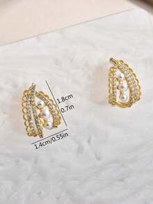 一对时尚优雅百搭的镂空仿珍珠水钻耳钉，适合女士日常及节日佩戴。 - 鏤空人造珍珠 - 查看 5