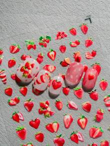 1 张夏季草莓主题美甲贴纸，包含各种草莓图案，包括完整的草莓、切片草莓、带叶子的草莓，以鲜艳的红色为主色调，点缀着迷你小花，营造出甜美清新的夏日氛围，适合打造可爱的夏季美甲造型。 - 彩色 - 查看 3