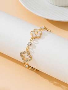 1 chiếc vòng tay nữ sang trọng, quý phái, màu vàng rỗng hình cỏ bốn lá và thánh giá khảm trắng hình cỏ bốn lá may mắn dành cho nữ. - trắng - Xem 3