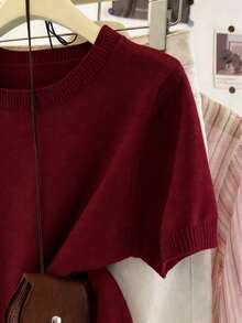 浅蓝色圆领短袖针织上衣，2026春夏热销款，韩版温柔简约优雅修身衬衫。高弹冰丝针织面料，柔软透气，不闷汗。经典圆领设计，修饰颈部线条，修饰脸型。短袖款式，适合春夏穿着，百搭易配。宽松版型，显瘦塑形，巧妙遮掩身材缺陷。 - 勃根地紅色 - 查看 6