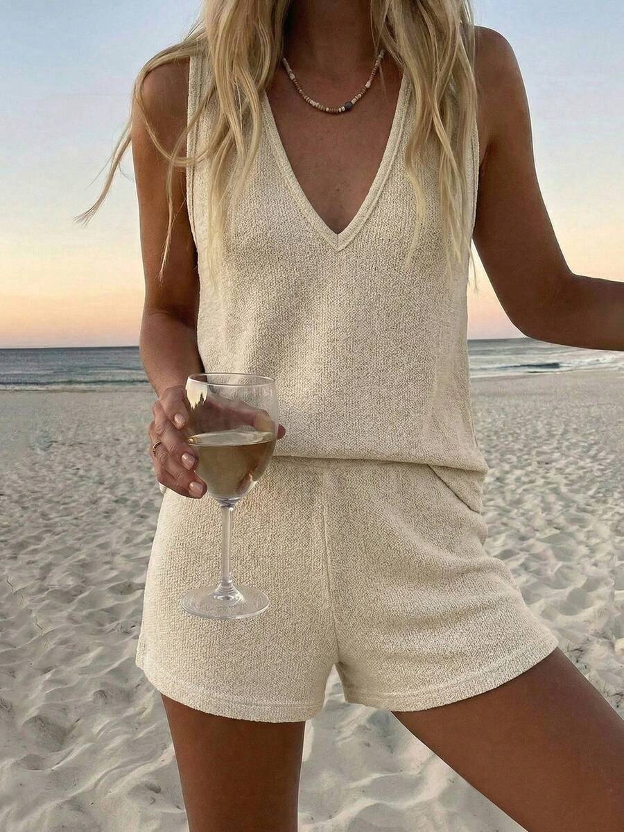 Bộ đồ đi biển dệt kim 2 mảnh dành cho nữ - Màu be, áo hai dây cổ chữ V, quần short dệt kim, dáng rộng. - Màu be - Xem 1
