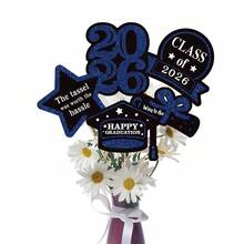 Conjunto de 5 enfeites de papel para vasos com o tema da formatura de 2026. Ideais para decoração de festas e cerimônias de formatura. Perfeitos para montar seu próprio vaso. Perfeitos para parabenizar os formandos de 2026 pela formatura, decoração de casa e de quarto. Centro de mesa para festa de formatura, lembrancinha para a turma, painel de fundo para festa de formatura e presente de formatura. - multicolorido - Ver 14