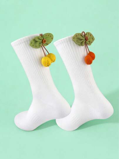 1双女士白色中筒袜，舒适耐穿，亲肤柔软，四季皆宜。