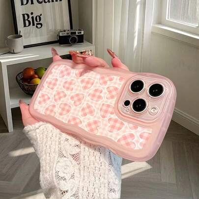 1个时尚透明波浪不规则保护手机壳，粉色爱心格子图案，是女性日常使用的理想之选，兼容 17 Air/17 Pro/17 Pro Max/17/16 e/16/15/14/13/12/11/X/Xr/8/7/Galaxy A14/A15/A54/S24/S24 Ultra系列