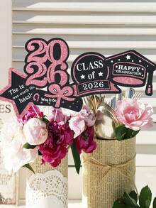 Conjunto de 5 enfeites de papel para vasos com o tema da formatura de 2026. Ideais para decoração de festas e cerimônias de formatura. Perfeitos para montar seu próprio vaso. Perfeitos para parabenizar os formandos de 2026 pela formatura, decoração de casa e de quarto. Centro de mesa para festa de formatura, lembrancinha para a turma, painel de fundo para festa de formatura e presente de formatura. - multicolorido - Ver 9