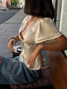 SUNSTORY V领蕾丝边饰，双层荷叶袖，修身腰部，前中蝴蝶结，缎面质感。简约梦幻休闲优雅端庄，适合年轻辣妹、时尚度假、浪漫老钱风、浪漫之旅、甜美少女、优雅淑女、学院风、魅力四射的下午茶派对、早午餐、外出、生日、俱乐部、街头风等场合。杏色女式衬衫 - 淺杏色 - 查看 9