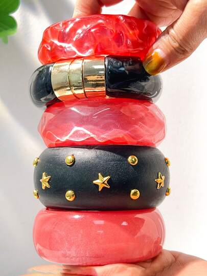 女士加厚树脂手镯套装，可叠戴树脂手镯，饰有金色星星铆钉，鲜艳的红黑撞色设计，适合派对佩戴