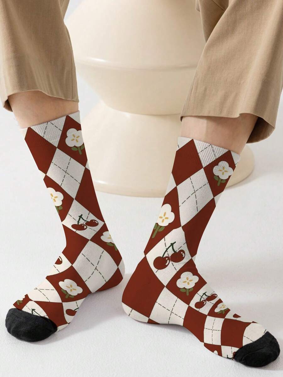 1双360男士袜子——趣味十足的全幅印花，饰以对比鲜明的菱形格纹、花朵、樱桃等元素，展现复古文学艺术风格。这款时尚休闲的街头嘻哈360袜子柔软舒适，弹性极佳，是理想的压缩袜、情人节礼物或宽松的孕妇袜之选。 - 彩色 - 查看 1
