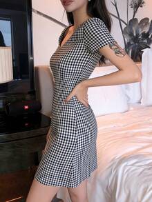 Vestido corto de mujer Novedad de verano: vestido retro de estilo hongkonés con cuello en V, manga corta y estampado a cuadros. Silueta favorecedora para complexiones pequeñas. Elegante opción para combinar en capas. Minifalda evasé para mujer. - Negro - Ver 8