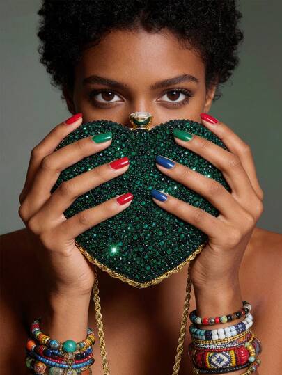 奢华复古祖母绿心形全镶钻晚宴手拿包，璀璨钻石镶嵌爱心手提包，优雅金属链条斜挎包，新娘婚礼宴会包，完美搭配订婚、派对、旗袍及正式礼服，高端舞会及晚宴约会配饰，精致奢华礼品袋