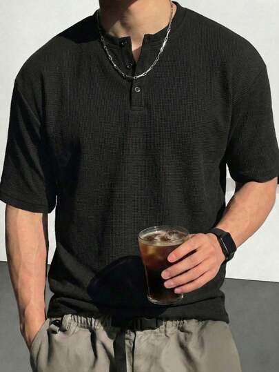 男士灰色亨利领格子针织Polo衫，超柔软透气舒适，简约休闲风格短袖上衣，适合日常通勤和休闲穿着。