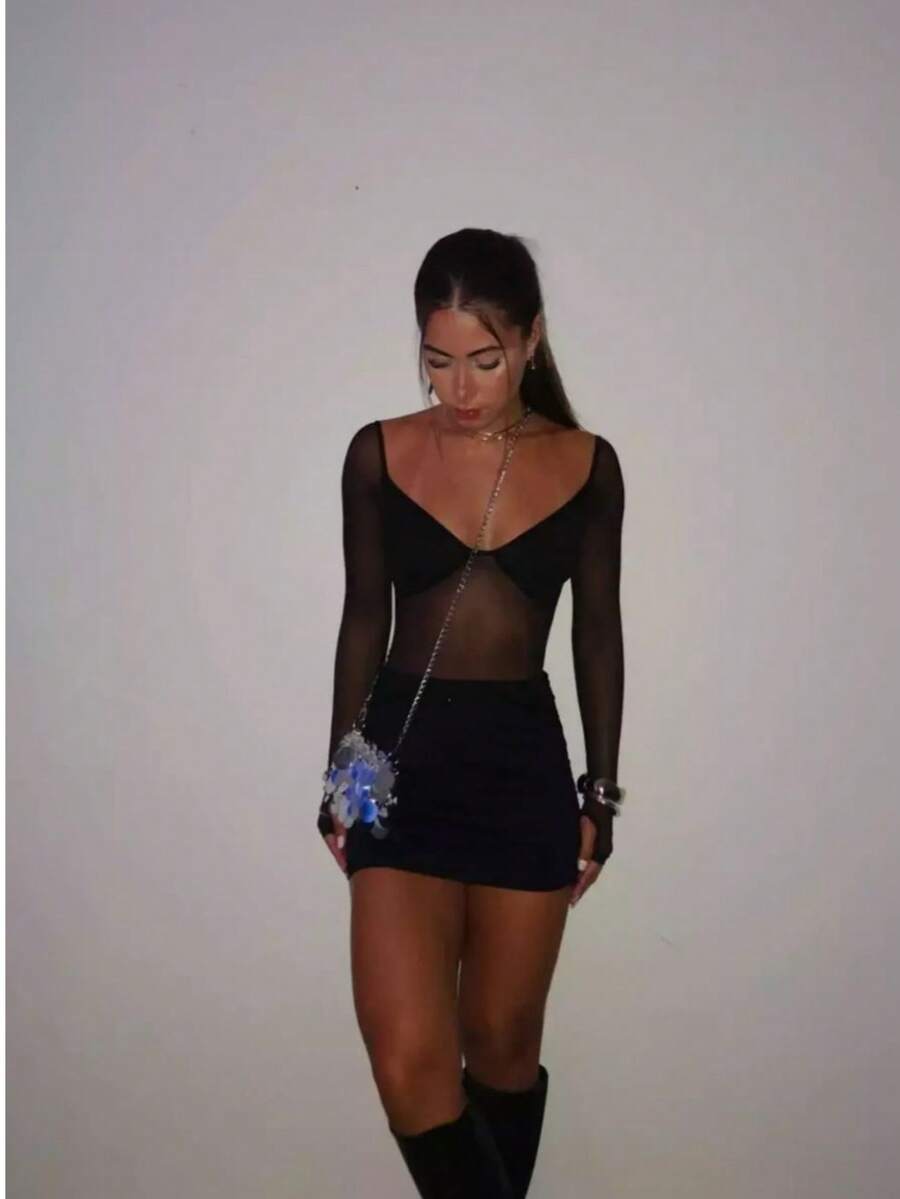 Stylish Women's Bodysuit With A Design That Combines Sheer Fabric Across The Entire Front And Fitted Long Sleeves That Elegantly And Boldly Accentuate The Waist. It Features A Structured Bust Area, Creating A Sophisticated Contrast Between Transparency And Coverage, As Well As Low-Cut Side Panels That Flatter The Waist And Elongate The Silhouette. Delicate Sleeve Trim, With A Detail That Wraps Around The Thumb, Adds Attitude And Personality. Ideal For Christmas, New Year's Eve, New Year's 2026, The Beach, And Travel. Creates Modern Looks And Can Be Worn With Short Skirts, High-Waisted Pieces, Wide-Leg Trousers, Jeans, Or Layered Pieces That Enhance Its Striking Style. Versatile, Elegant, Chic, Sexy, Sensual, Luxurious, Perfect For Evening Events And Urban Looks, It's The Ideal Piece For Those Seeking A Modern, Sensual, And Impactful Outfit. - 黑色 - 查看 1