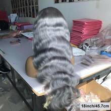 灰色真人发假发，巴西原发银色波浪卷蕾丝前假发，女士款，灰色13x4透明蕾丝前假发，预先拔毛的银灰色真人发假发，不掉发，16英寸/18英寸，180%密度，包邮 - S銀灰色 - 查看 3
