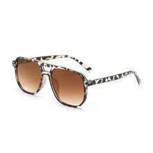 一副男女通用的时尚眼镜，适合海滩、旅行、摄影、音乐节、驾驶等场合。 - 彩色 - 查看 4