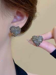 Đôi bông tai hình trái tim màu xám thời trang, đa năng và phù hợp với mọi dịp. - Bạc - Xem 3