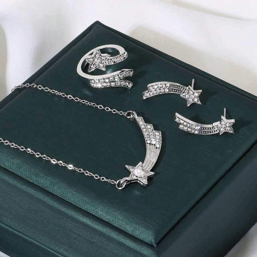 这款广受欢迎的女士星月项链、耳环和戒指套装，采用简约风格，设计充满仙气。这套三件套首饰在欧美备受追捧，是送给女友或闺蜜的理想礼物。 - 星星月亮三件套 - 查看 1