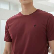 Voker Men's 100% Cotton Slim Fit Plain Basic Casual Everyday T-Shirt. Men's T-Shirt That Doesn't Shrink Or Fade. - 勃根地 - 查看 1