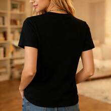 1 pieza de camiseta de algodón de talla grande para mujer, tallas S-5XL, con estampado de corazón de rosa morada brillante, camiseta casual de manga corta con cuello redondo, suave y transpirable, top de verano, regalo para el Día de San Valentín, moda para uso diario, camiseta básica de corte holgado para mujer. . Camiseta estampada de manga corta, casual y elegante para hombre. - Negro - Ver 3