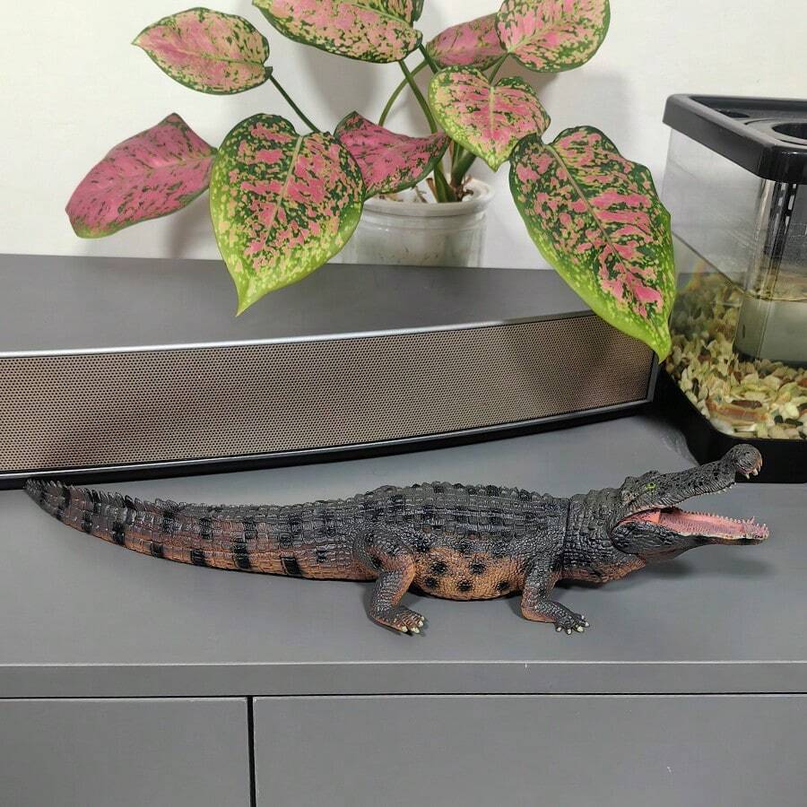 Realistic Solid Wild Animal Crocodile Model Figurine, Suitable For Yard, Garden, Miniature Farm, Plant Decor, Car Decor, Home Decor, Halloween & Christmas Decoration, Birthday Gift For Friends