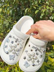 18 piezas Juego de decoración de zapatos DIY, Adornos florales de perlas vintage para zapatos, Accesorios desmontables con cadena de mariposa y estrella, Adecuado para zuecos, sandalias, pantuflas, regalo de fiesta DIY - Plateado - Ver 5