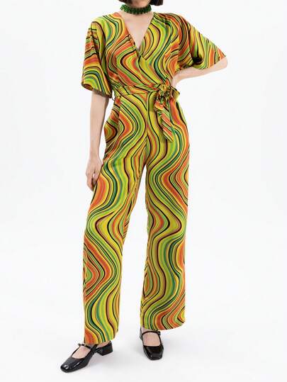 Grüner abstrakter Muster Jumpsuit Damen Viskose Jumpsuit Wirbeldruck Jumpsuit Wickelfront Jumpsuit Weites Bein Jumpsuit V-Ausschnitt Jumpsuit Kurzarm Jumpsuit Bindung Taille Jumpsuit Volle Länge Jumpsuit Jumpsuit Outfit Retro 70er Jahre Jumpsuit Palazzo Jumpsuit Resort Jumpsuit Urlaubsoutfit Abendoutfit Ausgehoutfit Auffälliger Muster Jumpsuit Weicher Viskosestoff Leichter Stoff Atmungsaktiver Stoff Fließender Stoff Locker sitzender Jumpsuit Entspannter Schnitt Jumpsuit Schmeichelhafter Taillenschnitt Jumpsuit Fließendes Bein Jumpsuit Einfach zu tragen Outfit Reiseoutfit Wochenendoutfit Stadtoutfit Abendessen Outfit Jumpsuit in kräftiger Farbe Moderner Schnitt Jumpsuit Auffallender Jumpsuit Einfach zu stylen Jumpsuit