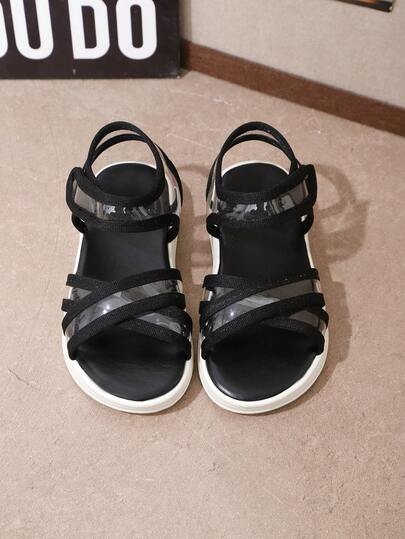 儿童夏季平底凉鞋一双，百搭黑色，透明PU鞋面，魔术贴搭扣，适合户外玩耍和日常穿着。