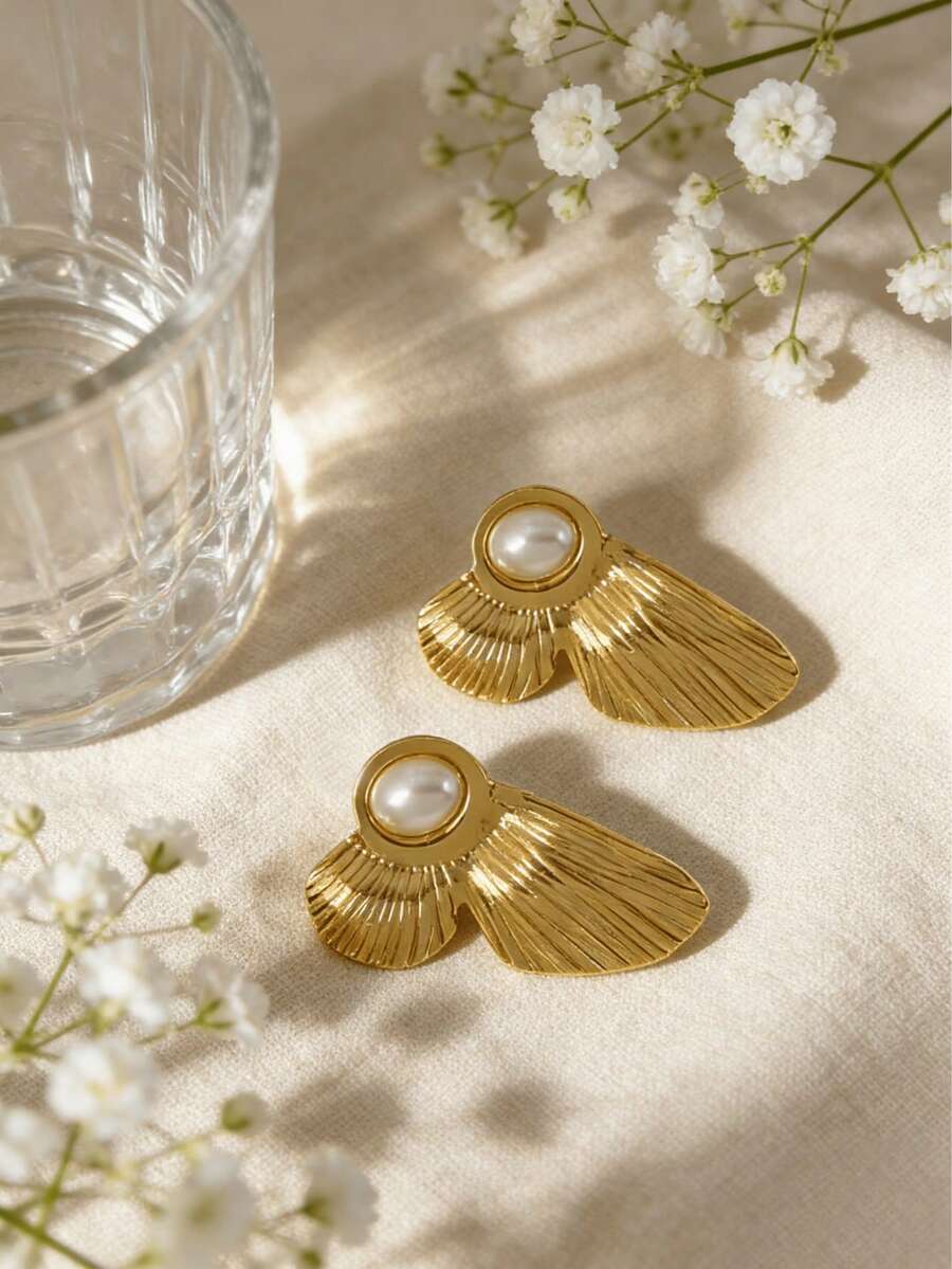 一对时尚优雅的个性化金色耳环。这款优雅复古的耳环采用优质不锈钢制成，并镀有18K金，是节日场合的完美之选。不锈钢耳环，优雅女士耳环，优雅耳环，优雅长耳环，女士配饰 - 金色 - 查看 1