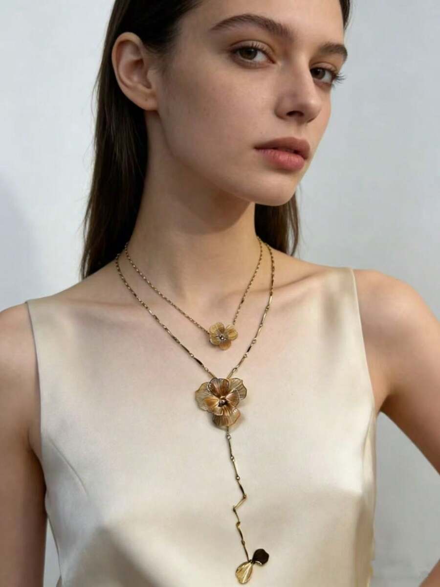 Kalung Vintage Motif Bunga Berongga dan Daun Berumbai Gaya Eropa dan Amerika Terbaru - Emas - View 1