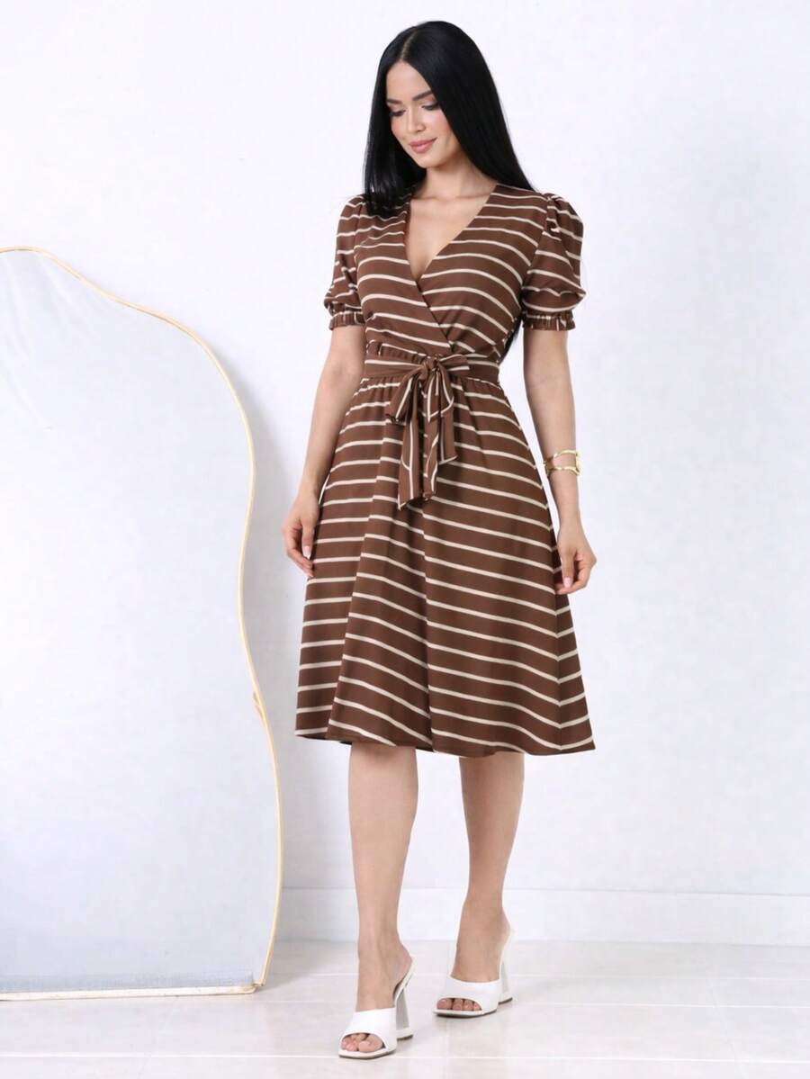 Elegant Women's Midi Dress With Striped Print, Wrap Style, Short Puff Sleeves With Belt, And Boat Neckline. - 棕色條紋 - 查看 1
