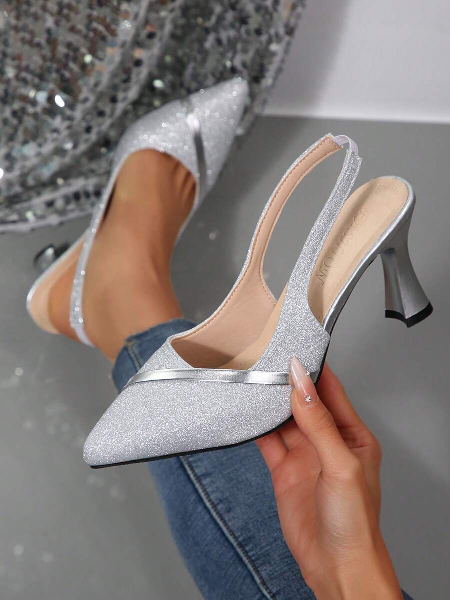 Sapatos de salto alto com bico fino e tira no tornozelo para mulher, verão 2026, material brilhante, sapatos de salto agulha, sandálias versáteis com recorte e bico aberto, disponíveis em dourado, prateado e preto, sola macia e antiderrapante confortável, elegantes para vestido de festa, sapatos de bico fino com uma tira, design minimalista e chique versátil, adequados para deslocações diárias e reuniões - Prata - Ver 1