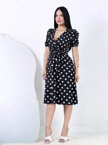 Elegant Women's Midi Dress With Polka Dot Print, Belt, Short Puff Sleeves, Boat Neckline And Crossover Hem At Knee Height. - 黑色波點 - 查看 5