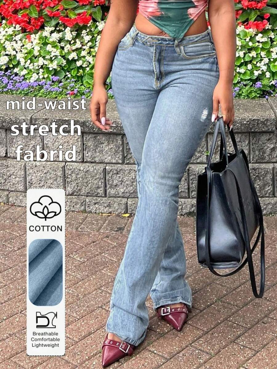 这款百搭水洗做旧口袋喇叭牛仔裤，适合女性通勤、休闲度假和约会穿着。 - 淺色水洗藍 - 查看 1