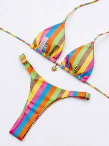 2026 Completo da spiaggia da donna, con collo annodato e schiena scoperta, design a righe arcobaleno, decorazione con pendente solare in metallo, elegante bikini a due pezzi adatto per vacanze estive in spiaggia, feste in spiaggia - colore - Visualizzare 3