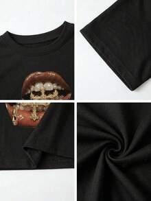 Camiseta de mujer de manga corta, cuello redondo, longitud estándar, de poliéster con estampado brillante de labios en color negro - Negro - Ver 8