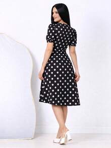 Elegant Women's Midi Dress With Polka Dot Print, Belt, Short Puff Sleeves, Boat Neckline And Crossover Hem At Knee Height. - 黑色波點 - 查看 3