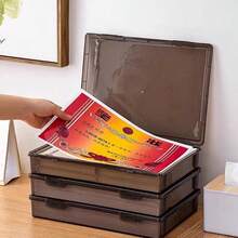 1 hộp đựng bằng nhựa đen trong suốt dung tích lớn, thích hợp để đựng bút chì, bút chì màu, thước kẻ, băng dính, tài liệu, chứng chỉ và các dụng cụ, hồ sơ khác. Lý tưởng cho văn phòng, ký túc xá trường học và bàn làm việc tại nhà. - Màu đen trong suốt - Xem 4