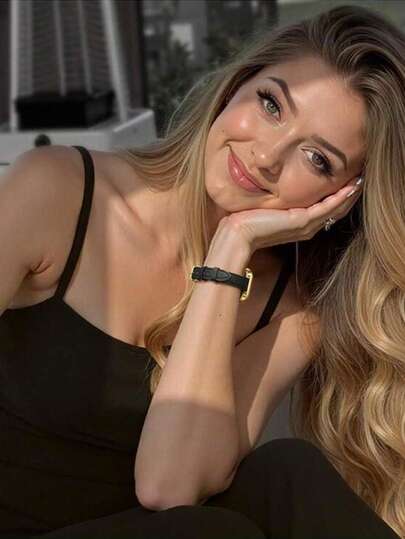 1条极简设计表带，双面超细纤维仿皮材质，兼容 Series 9/Ultra/8/7/6/5/4/3/2/1，尺寸38/40/41/42/44/45/49毫米，超薄设计，优雅高档女士表带，黑色、白色和棕色可选。