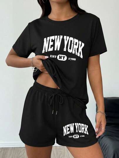 这款女士两件套睡衣套装，包括一件休闲圆领T恤和一条短裤，非常适合居家休闲或运动穿着，是春夏必备单品。套装上饰有休闲美式风格的“New York”标语印花。