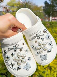 18 piezas Juego de decoración de zapatos DIY, Adornos florales de perlas vintage para zapatos, Accesorios desmontables con cadena de mariposa y estrella, Adecuado para zuecos, sandalias, pantuflas, regalo de fiesta DIY - Plateado - Ver 3